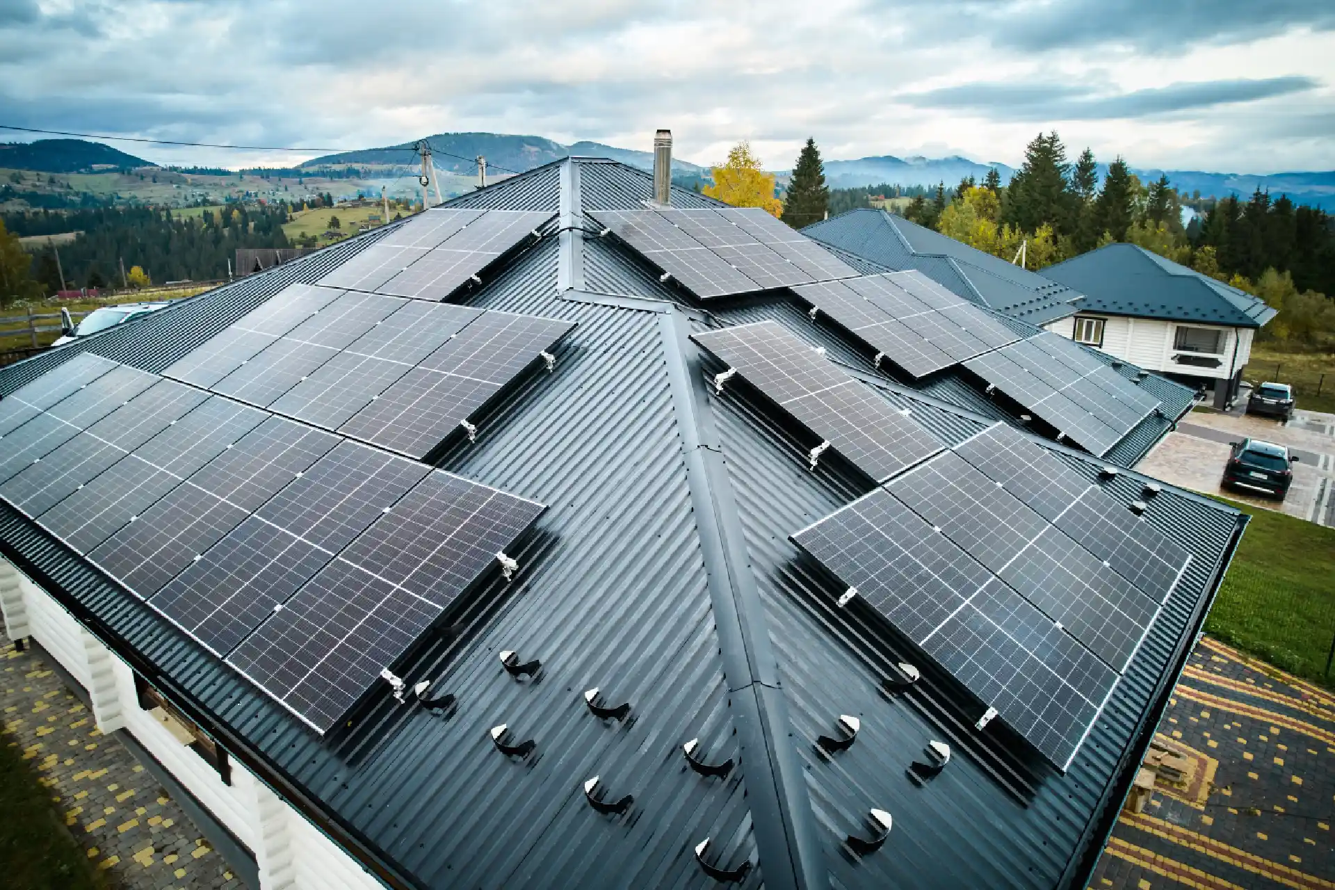 Solarertrag Florian Guetz e.U. - Solarpaneele umgeben das Schrägdach eines Hauses